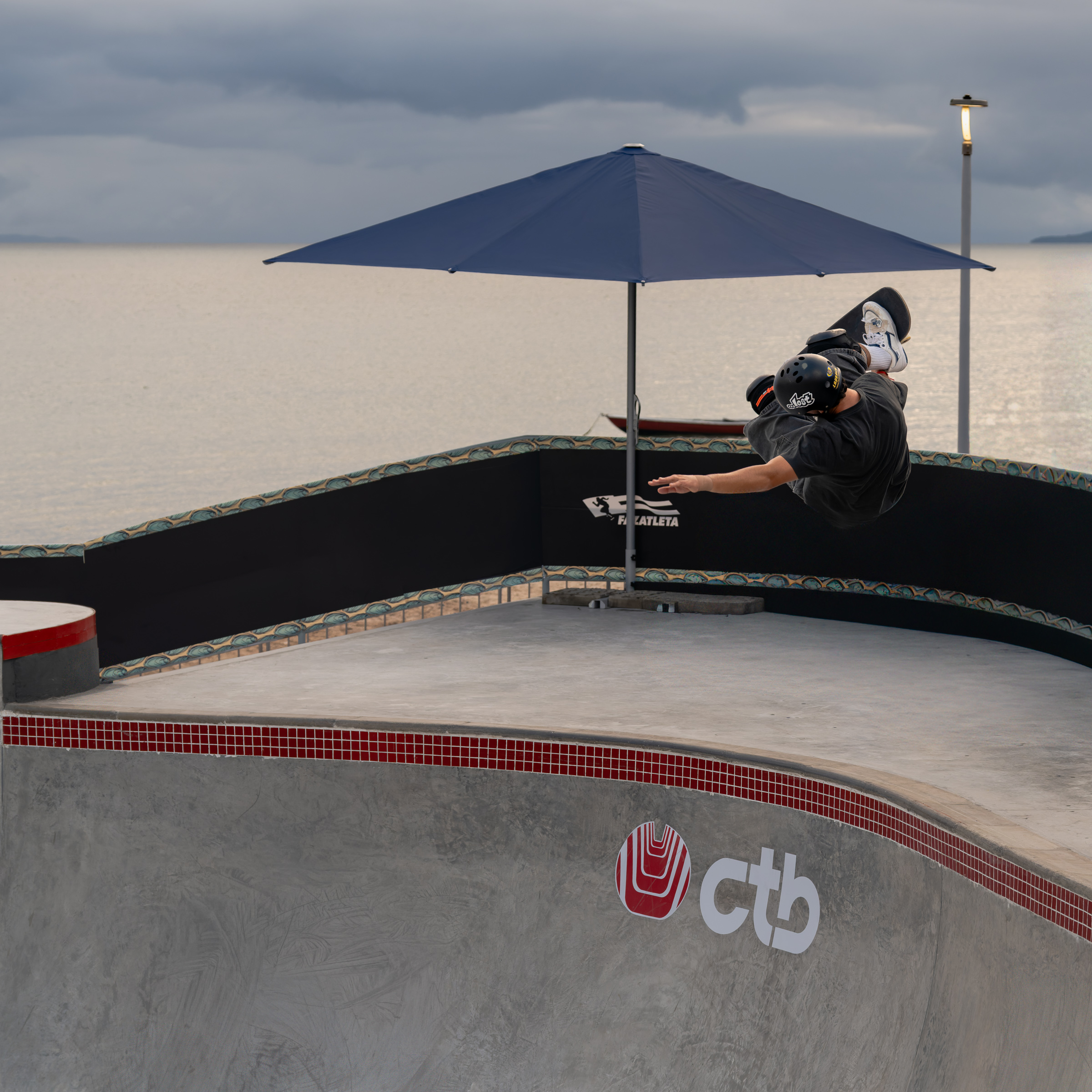 Voy a amarrar mi barco a la sombra