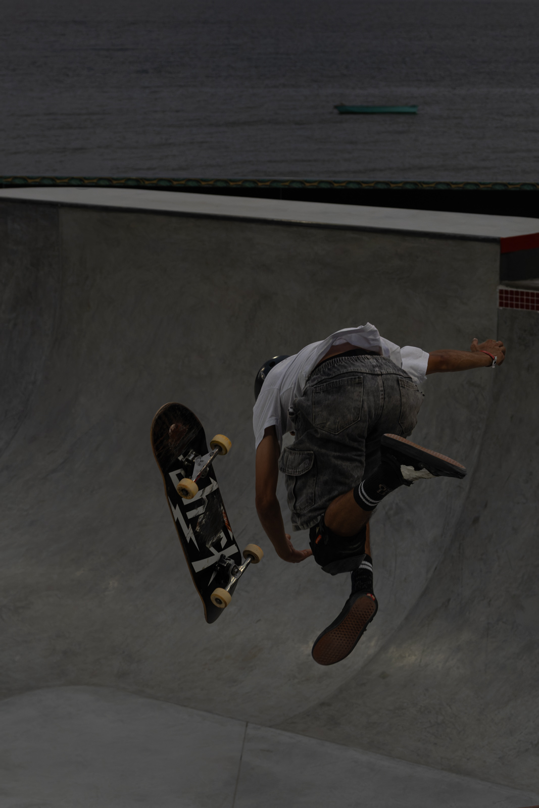Atleta do Skate em queda no skatepark